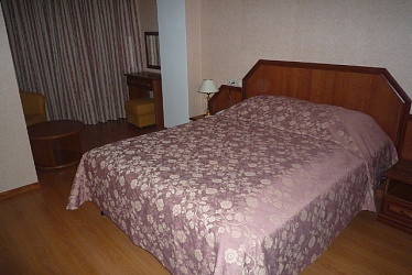 ����� ����